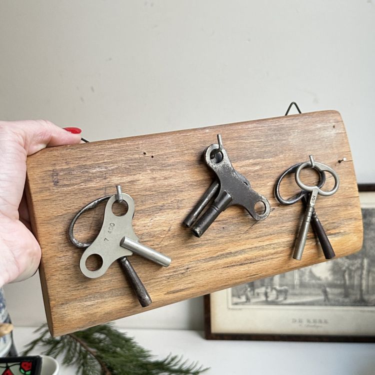 Ключи старинные набор 6 шт. на ключнице