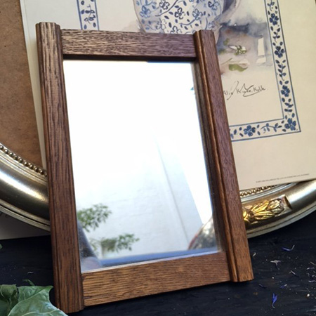 Зеркало настенное в деревянной оправе