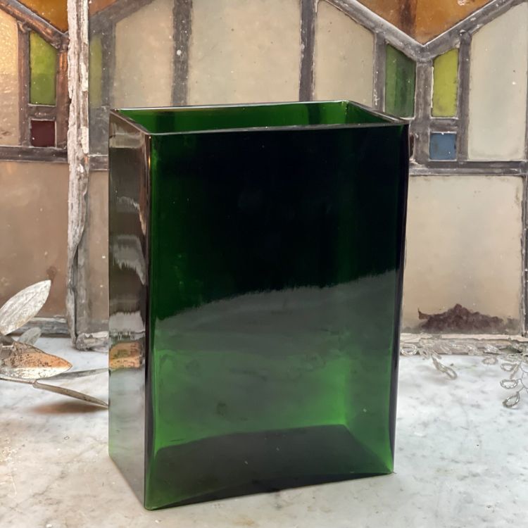 Ваза зеленая 18 см цветное стекло