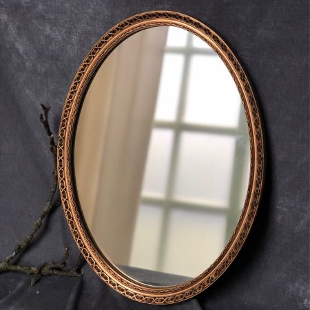 Зеркало в золоченой деревянной раме с орнаментом