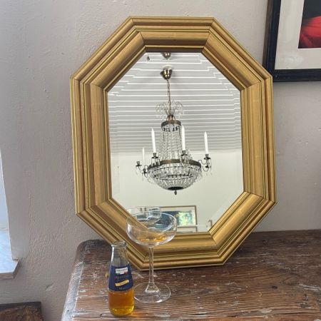 Зеркало в золотой деревянной раме 54х34 см с фаской 
