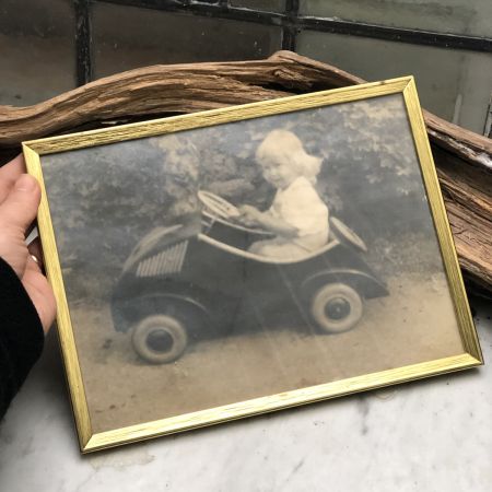 Рамка для фото со старой фото девочки