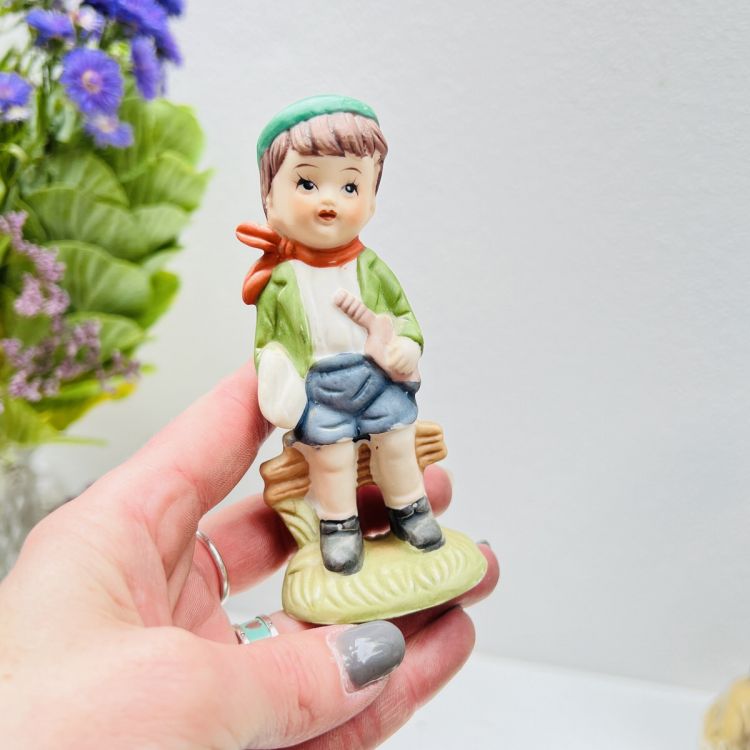 Статуэтка Мальчик с лопаткой 12 см бисквитный фарфор