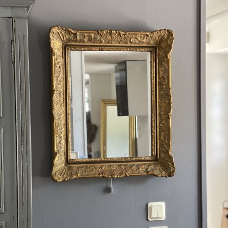 Зеркало в деревянной раме 64х54 см уценка