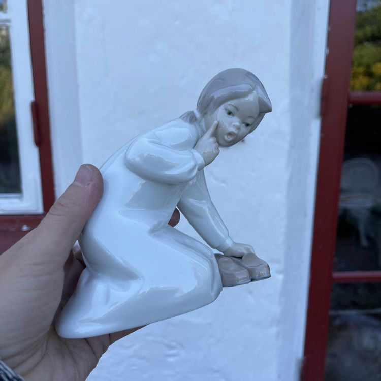 Статуэтка Девочка с башмаками Lladro Испания