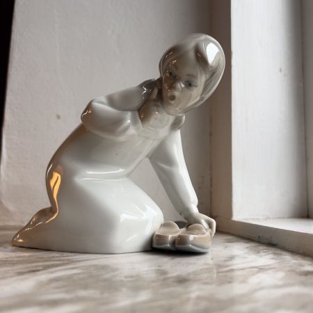 Статуэтка Девочка с башмаками Lladro Испания