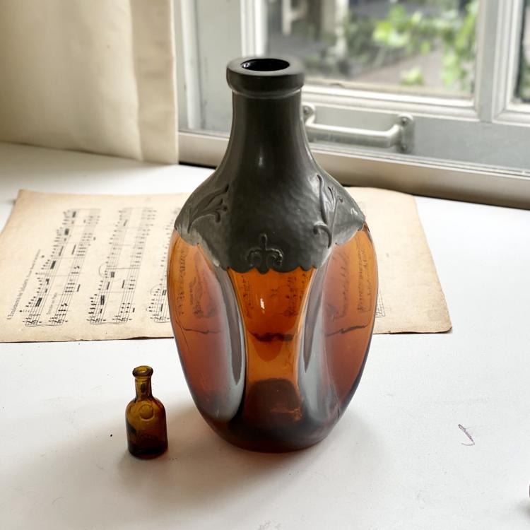 Штоф бутылка 800 мл с оловянной декоративной вставкой