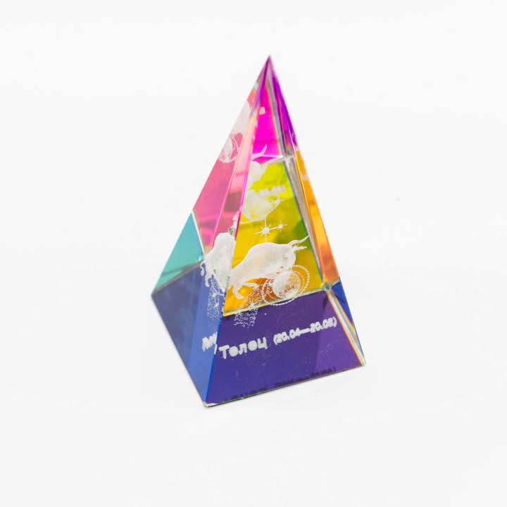 Стеклянная пирамида со знаком зодиака Телец