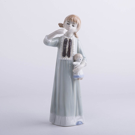 Статуэтка фарфор девочка с игрушкой Испания 