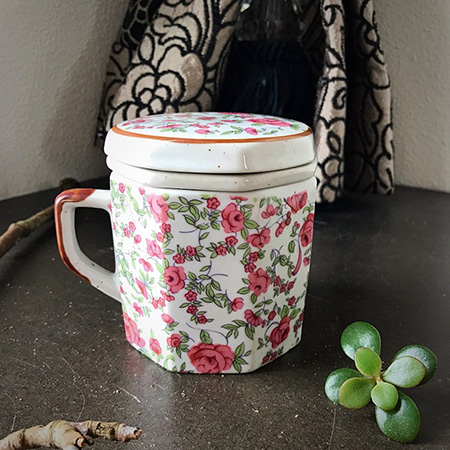 Чашка с ситечком и крышкой Розовые цветы
