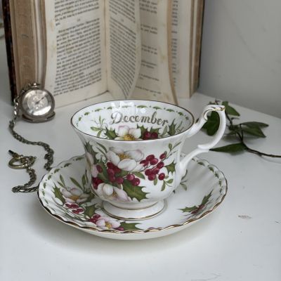 Чайная пара Royal Albert Декабрь 1970 г. 12 месяцев