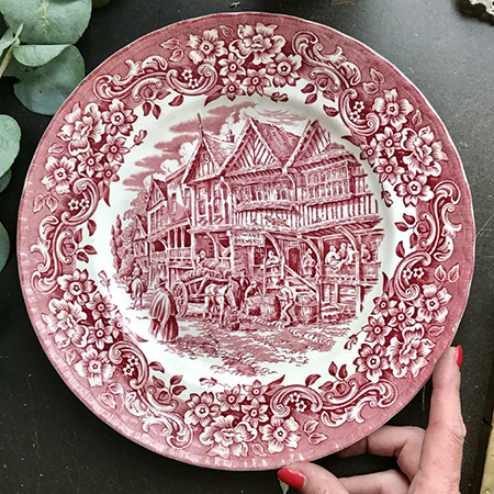 Тарелка красная Royal Tudor