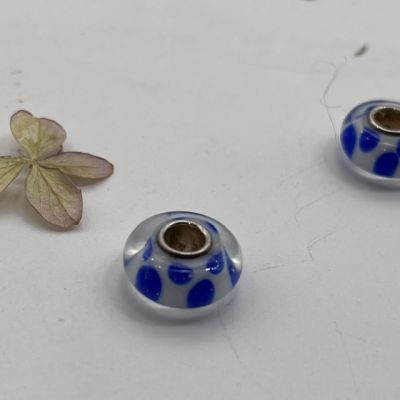 Шарм белый с синим горошком серебро муранское стекло