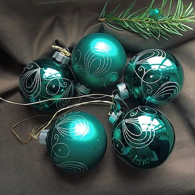 Три мятно-зеленых шарика