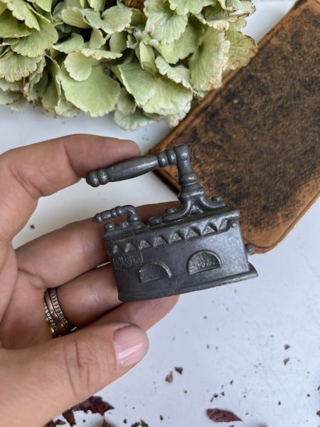 Статуэтка миниатюра Утюг 4,5 см металл