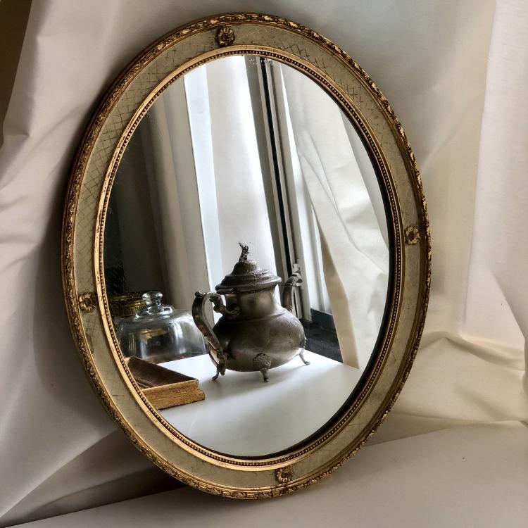 Купить старинное зеркало. Зеркало в старинной раме. Овальное зеркало в деревянной раме. Зеркало настенное в деревянной раме. Антикварное зеркало.