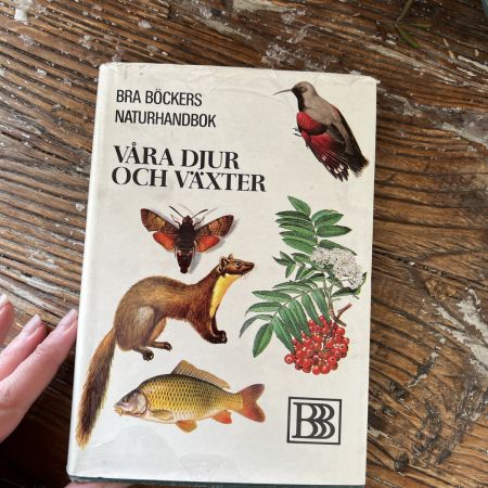 Книга о растениях и животных на швед. яз.