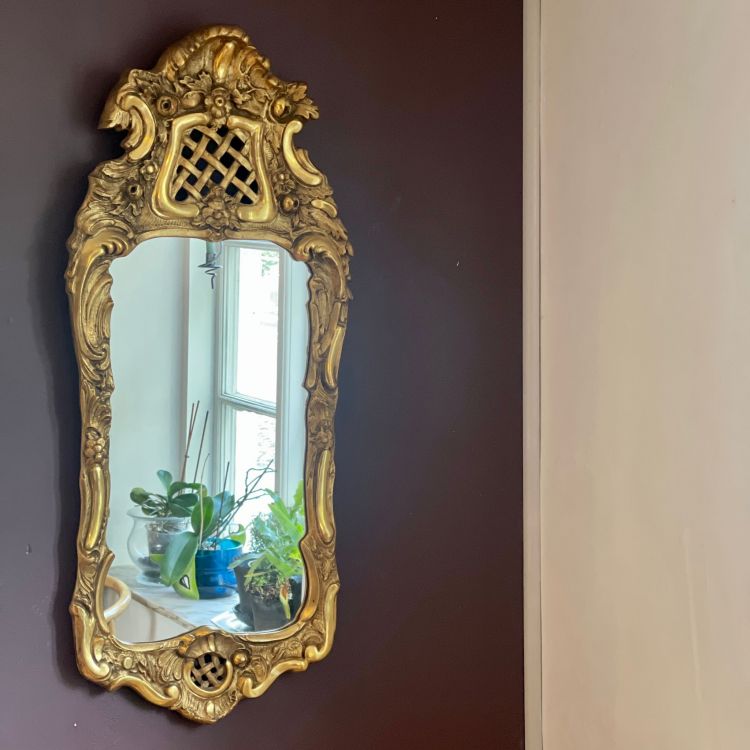 Зеркало в фигурной золотой раме 108х48 см 