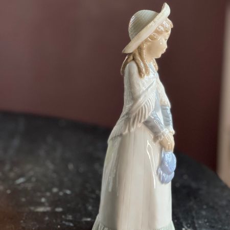 Статуэтка Девушка в шляпе Nao by Lladro 28 см Испания  