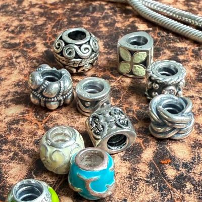 Шарм бусина с узором из завитков серебро