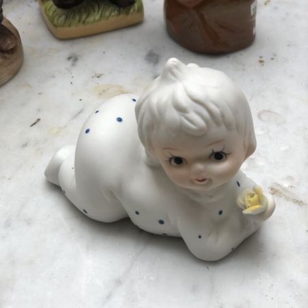 Статуэтка Малыш с цветком керамика