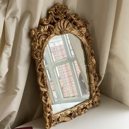 Зеркало в деревянной раме с лепниной ренессанс