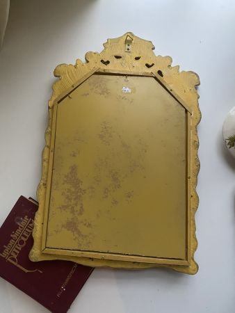 Зеркало в деревянной раме с лепниной ренессанс