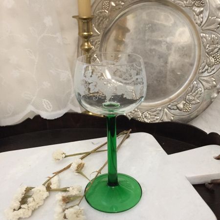 Бокал для белого вина с гравировкой виноград на темно-зеленой ножке