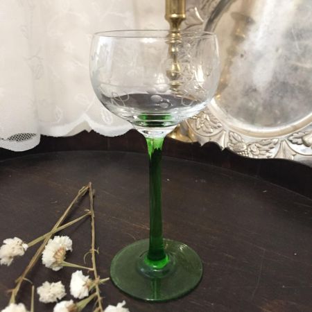Бокал для белого вина с гравировкой виноград на светло-зеленой ножке