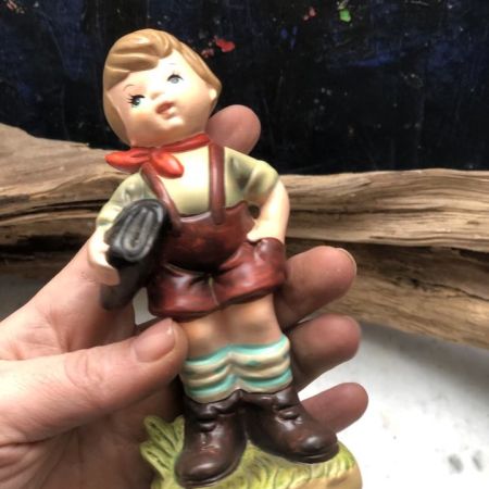 Статуэтка Мальчик с портфелем керамика