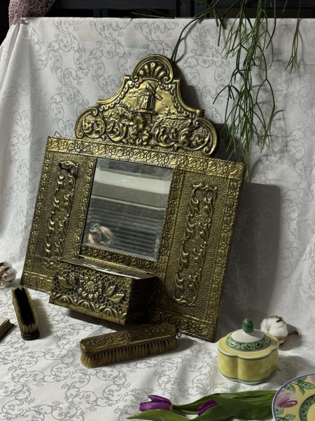 Зеркало настенное со щетками набор 54 см латунь чеканка 150 лет уценка