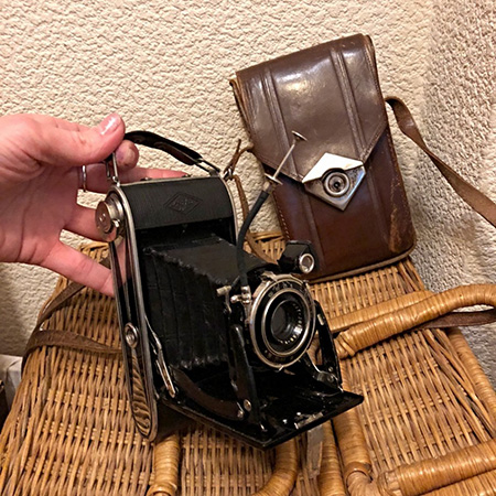 Фотоаппарат старинный в коричневом чехле
