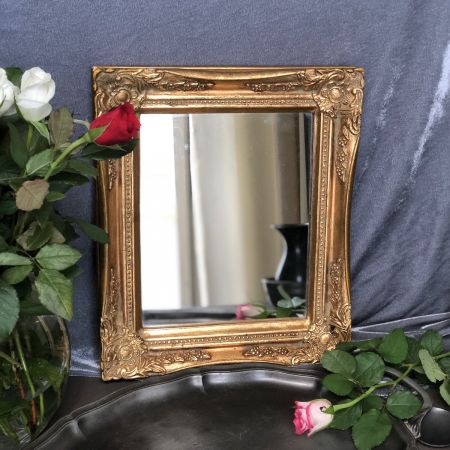 Зеркало в деревянной раме с лепниной