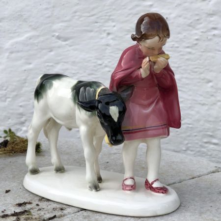 Фарфоровая статуэтка "Девочка с бычком"