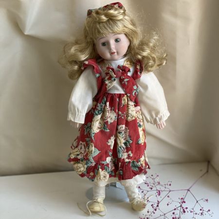 Кукла 39 см фарфор паричковая мягконабивная на подставке