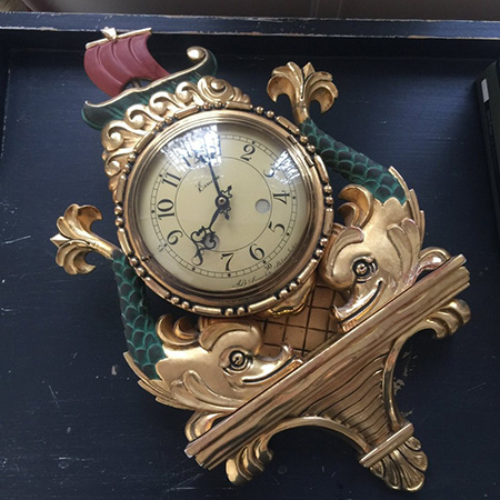 Часы в деревянном золоченом окладе механизм заменён 