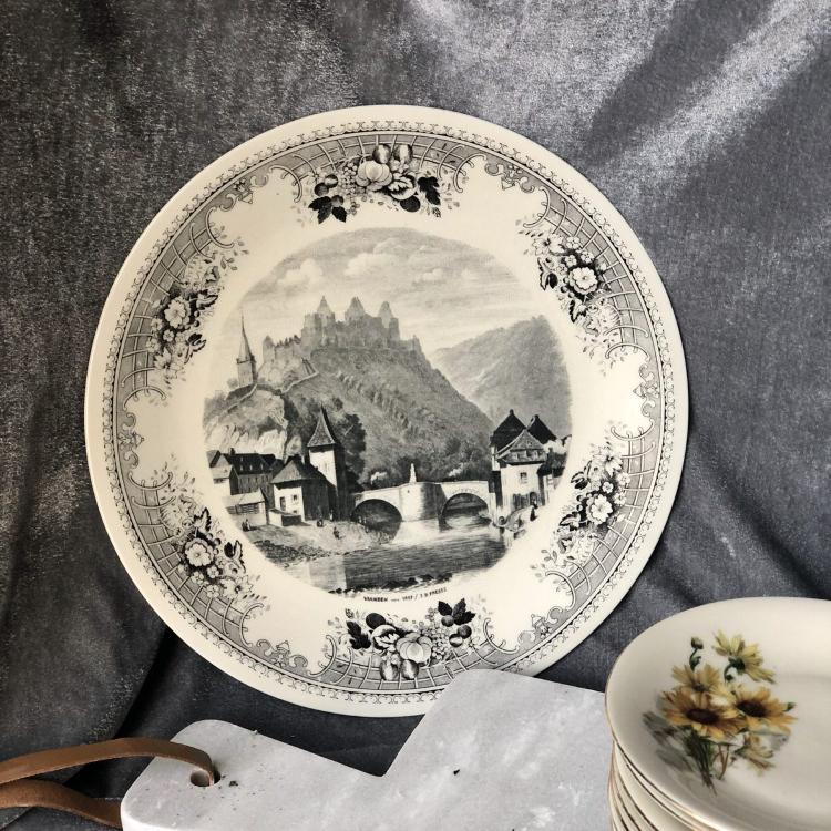керамические тарелки с птичками серые. тарелки с гравюрами 19 век. фарфоровые подносы антикварные. брошь старинная эдельвейсы. изразцы голландские старинные.
