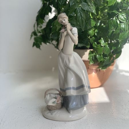 Статуэтка Franklin porcelain Cecilia The Carnation Maiden by Lladro 1983 г