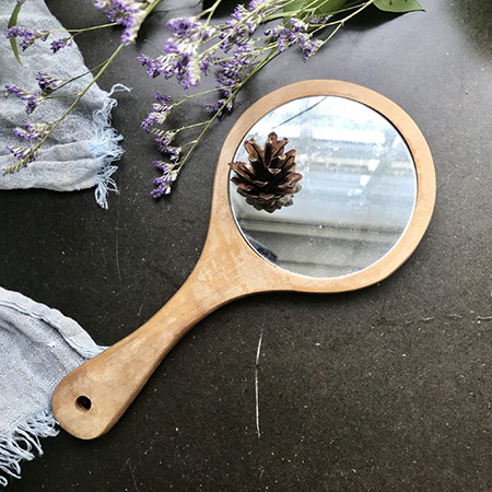 Зеркало ручное в деревянной оправе