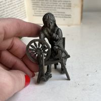 Статуэтка миниатюра Пряха 7 см олово