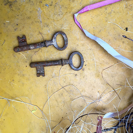 2 старинных ключа