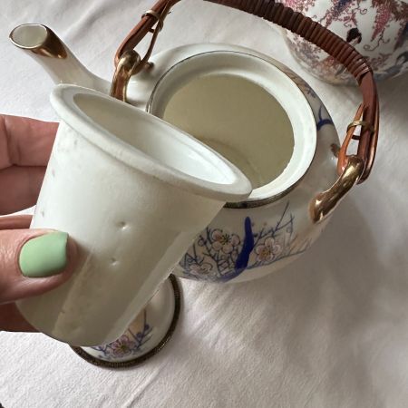 Чайник с ситом внутри Ветка сакуры 1 л фарфор Япония          