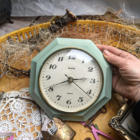 Часы в деревянной раме