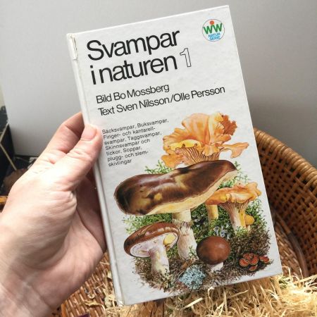 Книга энциклопедия Грибы Svampar i naturen 1 часть 1977 г.