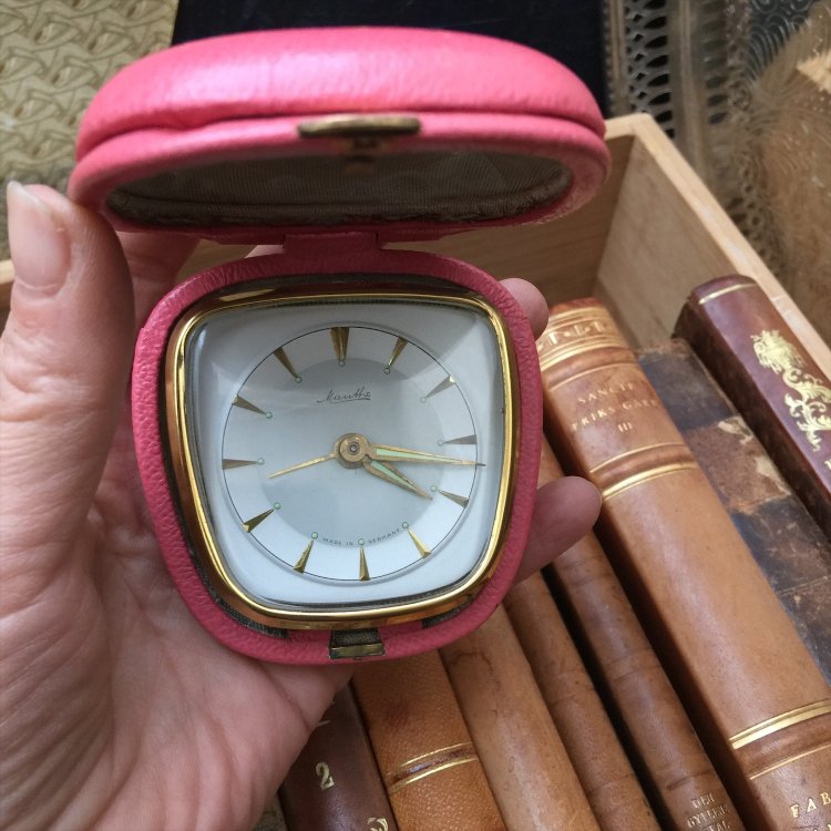 Часы дорожные будильник в розовом кожаном чехле 